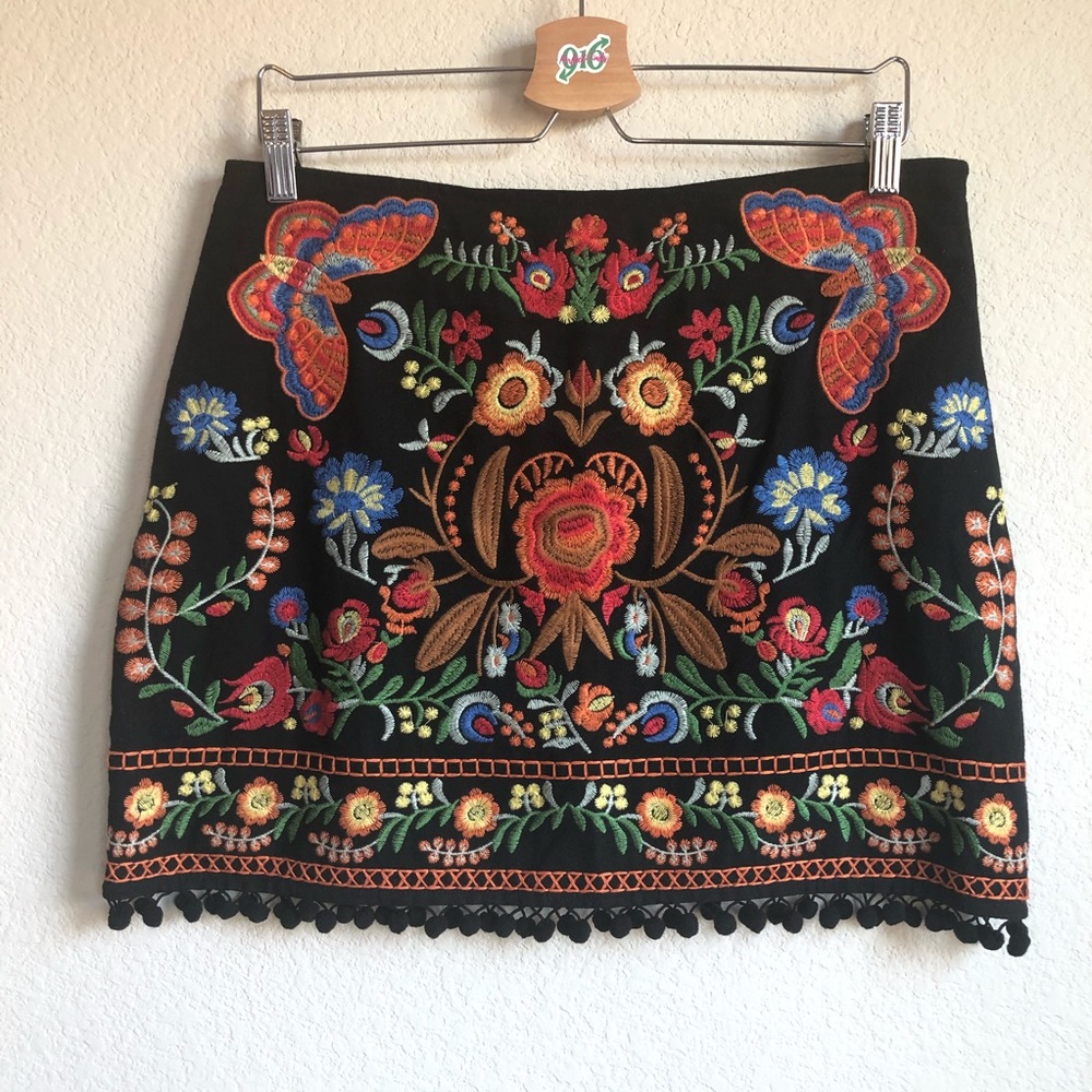 Sold Umgee Boutique embroidery skirt Size Large - Picture 2 of 12
